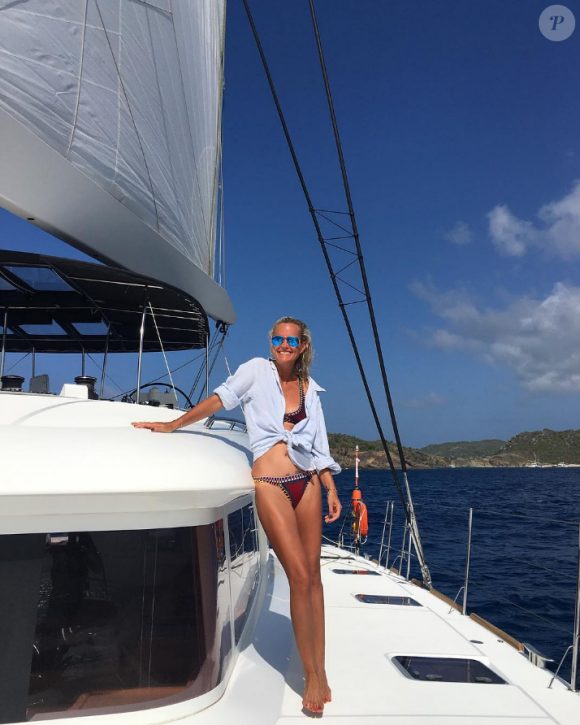 Petit tour en bateau pour Laeticia Hallyday en vacances à Saint-Barthélemy, août 2016.