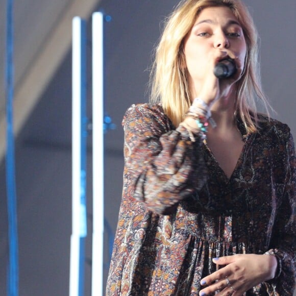 Louane Emera en concert au festival Solidays à l'hippodrome de Longchamp. Paris, le 26 juin 2016.