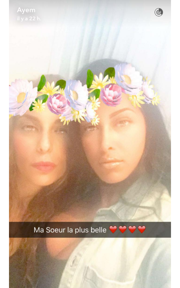 Ayem Nour présente sa soeur sur Snapchat, août 2016.