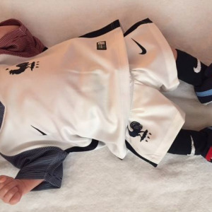 Tom, le fils d'Ingrid Chauvin, porte les couleurs de l'équipe de France de football pour la grande finale de l'Euro 2016. Le 10 juillet 2016.