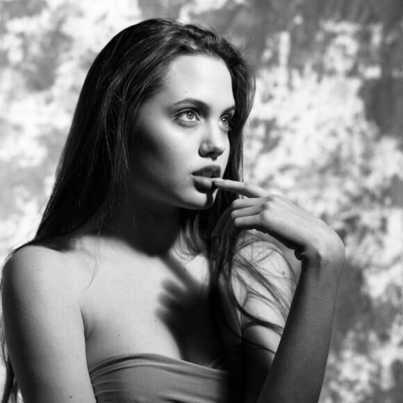 Angelina Jolie prend la pose, elle avait 16 ans sur ses photos qui datent de 1991.