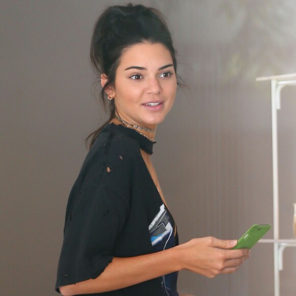 Kendall Jenner se balade et fait du shopping avec des amis dans les rues de Beverly Hills le 25 août 2016