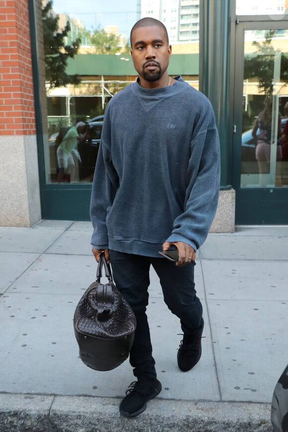 Kanye West très souriant dans les rues de New York. Il prend le temps de s'arrêter pour faire un selfie avec une fan. Le 27 août 2016
