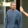 Kanye West très souriant dans les rues de New York. Il prend le temps de s'arrêter pour faire un selfie avec une fan. Le 27 août 2016