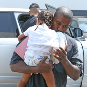 Kanye West et sa fille North West - Kanye West et Kourtney Kardashian emmènent leurs enfants à une fête d'anniversaire à Los Angeles le 30 juillet 2016.