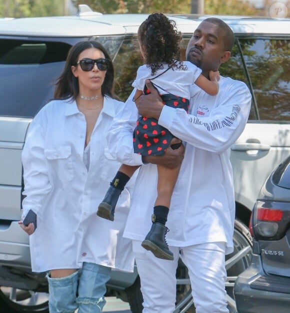 Kim Kardashian avec son mari Kanye West emmènent leur fille North West au cinéma pour voir le film 'Finding Dory' à Calabasas le 25 juin 2016.