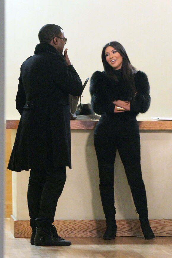 Kanye West et Kim Kardashian en pleine conversation à New York le 4 octobre 2010