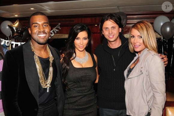 Kanye West, Kim Kardashian et Jonathan Cheban lors des 30 ans de la vedette de télé-réalité à New York le 21 octobre 2010