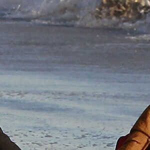 Giovanni Ribisi et sa femme Agyness Deyn se promènent avec leur chien sur une plage a Santa Barbara, le 16 fevrier 2013.