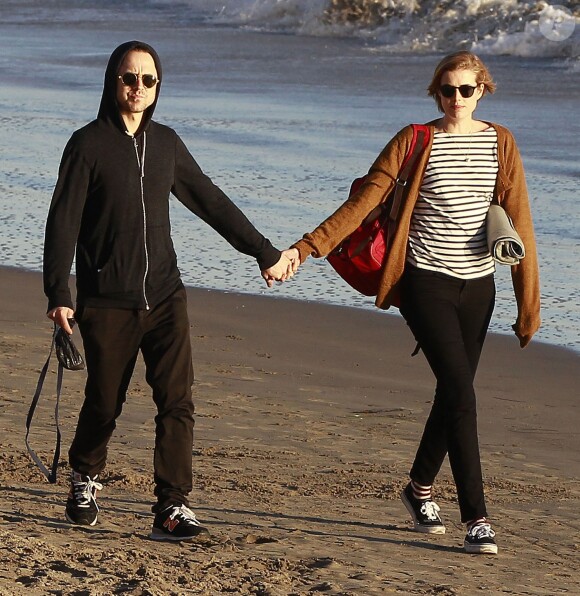 Giovanni Ribisi et sa femme Agyness Deyn se promènent avec leur chien sur une plage a Santa Barbara, le 16 fevrier 2013.