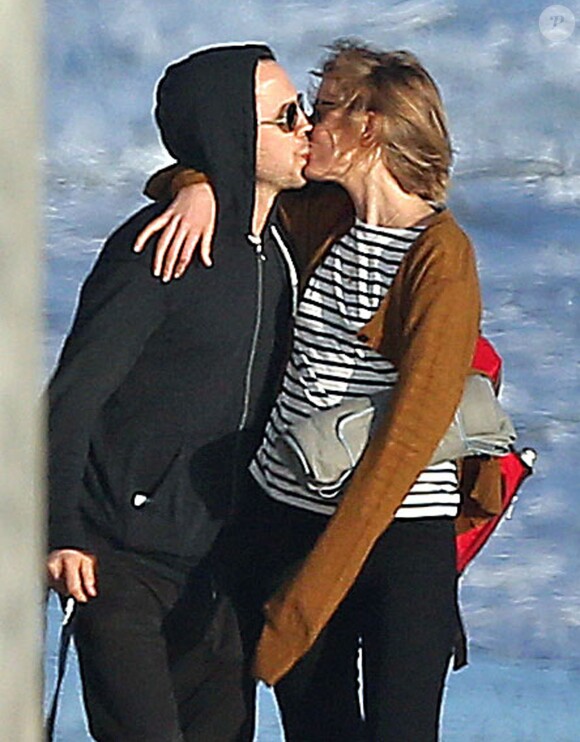 Giovanni Ribisi et sa femme Agyness Deyn se promènent avec leur chien sur une plage a Santa Barbara, le 16 fevrier 2013.