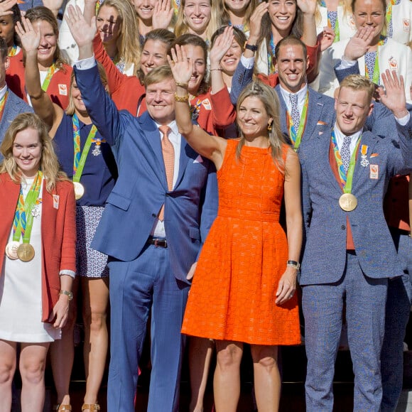 Le roi Willem-Alexander et la reine Maxima des Pays-Bas ont reçu le 24 août 2016 les médaillés olympiques néerlandais des JO de Rio au palais Noordeinde à La Haye. Leur bilan s'élève à 19 médailles, dont huit en or.