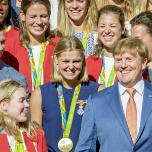 Le roi Willem-Alexander et la reine Maxima des Pays-Bas ont reçu le 24 août 2016 les médaillés olympiques néerlandais des JO de Rio au palais Noordeinde à La Haye. Leur bilan s'élève à 19 médailles, dont huit en or.