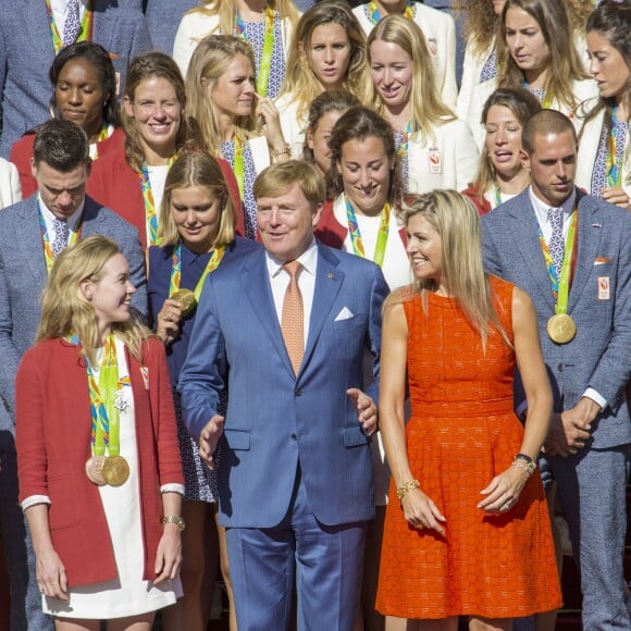 Le roi Willem-Alexander et la reine Maxima des Pays-Bas ont reçu le 24 août 2016 les médaillés olympiques néerlandais des JO de Rio au palais Noordeinde à La Haye. Leur bilan s'élève à 19 médailles, dont huit en or.