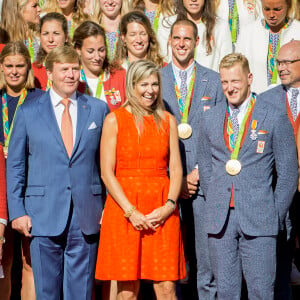 Le roi Willem-Alexander et la reine Maxima des Pays-Bas ont reçu le 24 août 2016 les médaillés olympiques néerlandais des JO de Rio au palais Noordeinde à La Haye. Leur bilan s'élève à 19 médailles, dont huit en or.