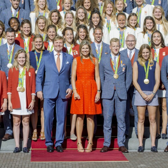 Le roi Willem-Alexander et la reine Maxima des Pays-Bas ont reçu le 24 août 2016 les médaillés olympiques néerlandais des JO de Rio au palais Noordeinde à La Haye. Leur bilan s'élève à 19 médailles, dont huit en or.