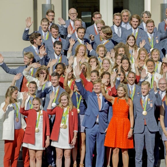 Le roi Willem-Alexander et la reine Maxima des Pays-Bas ont reçu le 24 août 2016 les médaillés olympiques néerlandais des JO de Rio au palais Noordeinde à La Haye. Leur bilan s'élève à 19 médailles, dont huit en or.