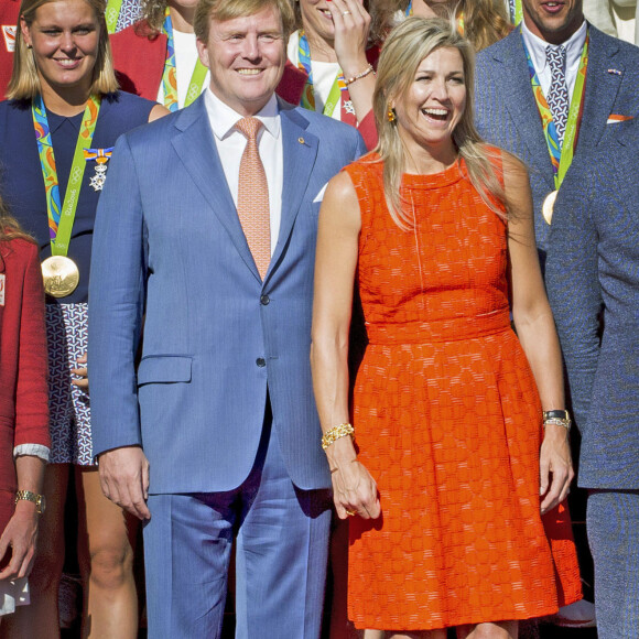 Le roi Willem-Alexander et la reine Maxima des Pays-Bas ont reçu le 24 août 2016 les médaillés olympiques néerlandais des JO de Rio au palais Noordeinde à La Haye. Leur bilan s'élève à 19 médailles, dont huit en or.