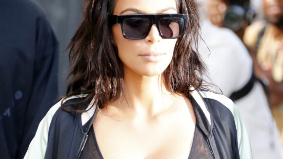 Kim Kardashian : Corset transparent et seins en évidence, elle ne cache rien
