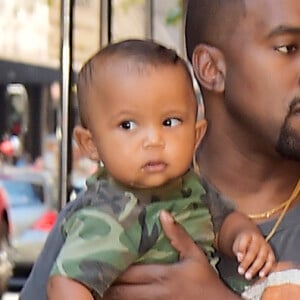 Kim Kardashian et son mari Kanye West dans les rues de New York avec leurs enfants North et Saint dans les bras, le 29 août 2016.