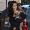 Kim Kardashian demande aux photographes de ne pas faire de bruit car sa fille North est endormie dans ses bras, à New York, le 29 août 2016.