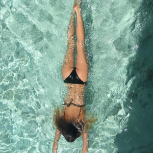 Bar Refaeli splendide en maillot de bain, trois semaines après son accouchement. Photo publiée sur Instagram, le 30 août 2016