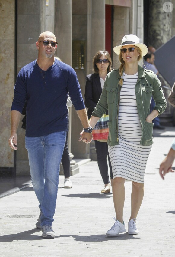 Bar Refaeli, enceinte et son mari Adi Ezra se promènent lors de leurs vacances à Barcelone, le 26 mai 2016.
