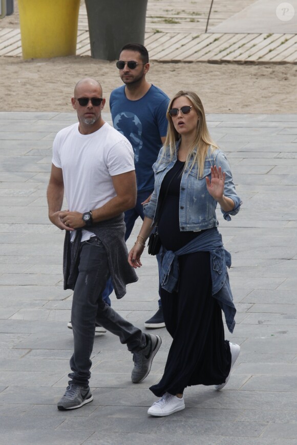 Bar Refaeli, enceinte, et son mari Adi Ezra en vacances à Barcelone le 25 mai 2016.