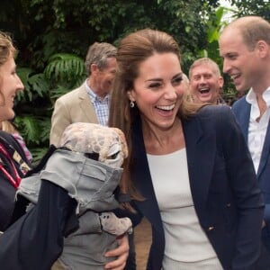 Kate Middleton et le prince William face à un dinosaure de l'animation estivale de l'Eden Project, un complexe environnemental en Cornouailles, lors de leur visite le 2 septembre 2016.