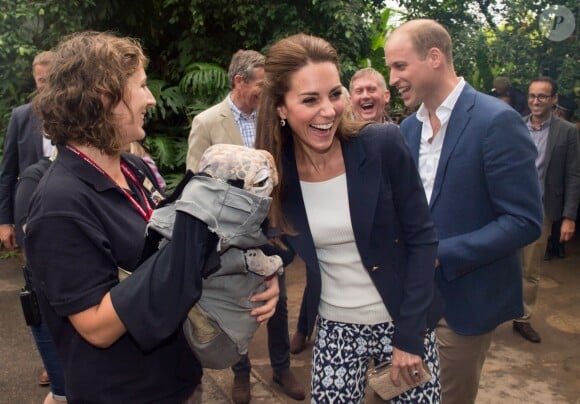 Kate Middleton et le prince William face à un dinosaure de l'animation estivale de l'Eden Project, un complexe environnemental en Cornouailles, lors de leur visite le 2 septembre 2016.