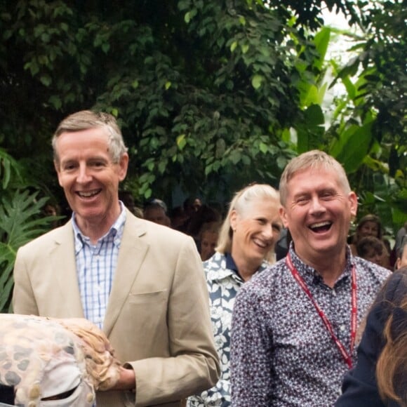 Kate Middleton et le prince William face à un dinosaure de l'animation estivale de l'Eden Project, un complexe environnemental en Cornouailles, lors de leur visite le 2 septembre 2016.