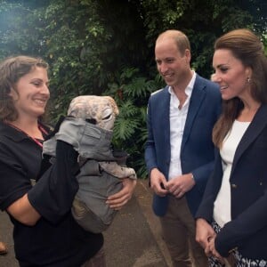 Kate Middleton et le prince William face à un dinosaure de l'animation estivale de l'Eden Project, un complexe environnemental en Cornouailles, lors de leur visite le 2 septembre 2016.