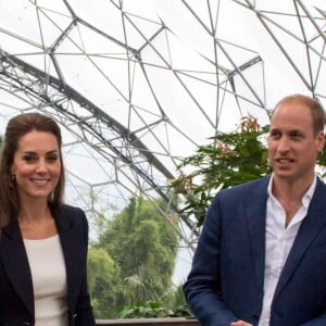 Kate Middleton et le prince William lors de leur visite de l'Eden Project, un complexe environnemental en Cornouailles, le 2 septembre 2016.