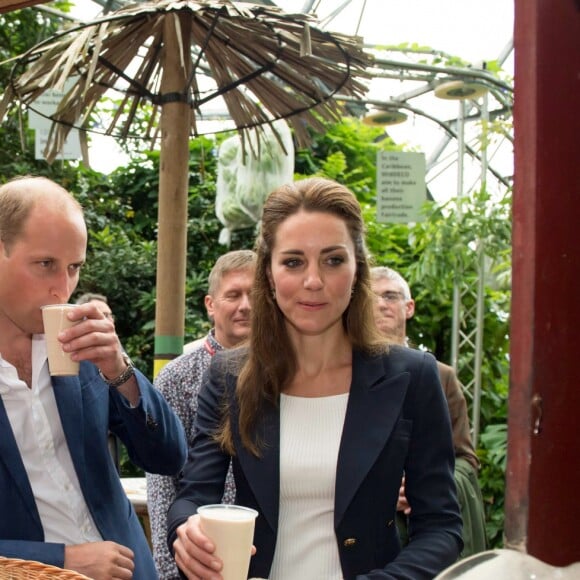 Petite pause au Baobab & Rum Bar pour Kate Middleton et le prince William lors de leur visite de l'Eden Project, un complexe environnemental en Cornouailles, le 2 septembre 2016.