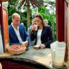 Petite pause au Baobab & Rum Bar pour Kate Middleton et le prince William lors de leur visite de l'Eden Project, un complexe environnemental en Cornouailles, le 2 septembre 2016.