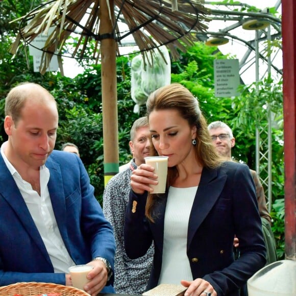 Petite pause au Baobab & Rum Bar pour Kate Middleton et le prince William lors de leur visite de l'Eden Project, un complexe environnemental en Cornouailles, le 2 septembre 2016.