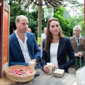 Petite pause au Baobab & Rum Bar pour Kate Middleton et le prince William lors de leur visite de l'Eden Project, un complexe environnemental en Cornouailles, le 2 septembre 2016.