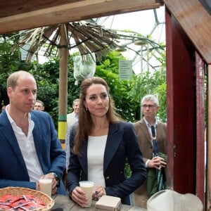 Petite pause au Baobab & Rum Bar pour Kate Middleton et le prince William lors de leur visite de l'Eden Project, un complexe environnemental en Cornouailles, le 2 septembre 2016.