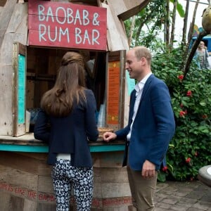 Petite pause au Baobab & Rum Bar pour Kate Middleton et le prince William lors de leur visite de l'Eden Project, un complexe environnemental en Cornouailles, le 2 septembre 2016.