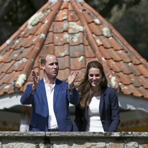 Le prince William, duc de Cambridge, et Kate Middleton, duchesse de Cambridge posent devant la Shell House pendant leur visite du jardin de l'abbaye à Tresco sur les îles Scilly le 2 septembre 2016.