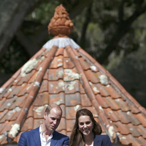 Le prince William, duc de Cambridge, et Kate Middleton, duchesse de Cambridge posent devant la Shell House pendant leur visite du jardin de l'abbaye à Tresco sur les îles Scilly le 2 septembre 2016.