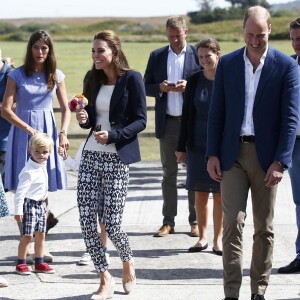 Le prince William, duc de Cambridge, et Kate Middleton, duchesse de Cambridge, visitant le jardin de l'abbaye à Tresco sur les îles Scilly le 2 septembre 2016.