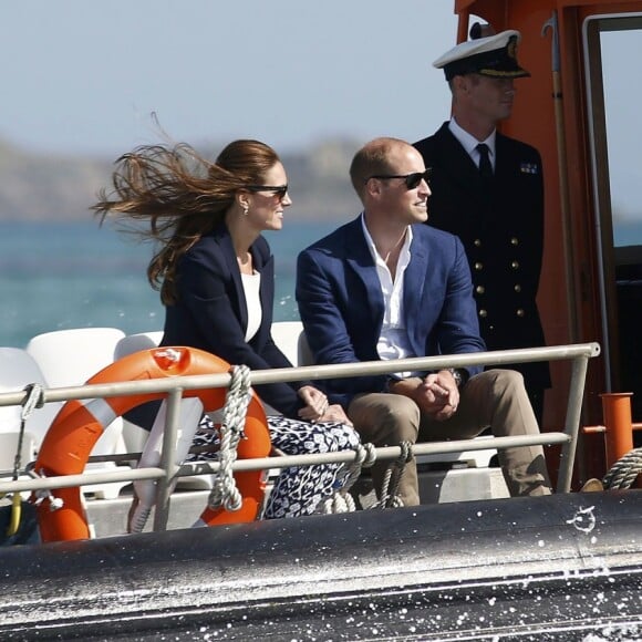 Le prince William, duc de Cambridge, et Catherine Kate Middleton, duchesse de Cambridge sur bateau pour St Martins lors de leur visite au jardin de l'abbaye à Tresco sur les îles Scilly le 2 septembre 2016.  The Duke and Duchess of Cambridge travel by boat to St Martins, after visiting Tresco Abbey Garden in Tresco, in the Isles of Scilly, on September 2, 2016.02/09/2016 - Tresco