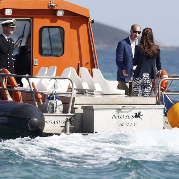 Le prince William, duc de Cambridge, et Catherine Kate Middleton, duchesse de Cambridge sur bateau pour St Martins lors de leur visite au jardin de l'abbaye à Tresco sur les îles Scilly le 2 septembre 2016.  The Duke and Duchess of Cambridge travel by boat to St Martins, after visiting Tresco Abbey Garden in Tresco, in the Isles of Scilly, on September 2, 2016.02/09/2016 - Tresco