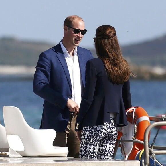 Le prince William, duc de Cambridge, et Catherine Kate Middleton, duchesse de Cambridge sur bateau pour St Martins lors de leur visite au jardin de l'abbaye à Tresco sur les îles Scilly le 2 septembre 2016.  The Duke and Duchess of Cambridge travel by boat to St Martins, after visiting Tresco Abbey Garden in Tresco, in the Isles of Scilly, on September 2, 2016.02/09/2016 - Tresco