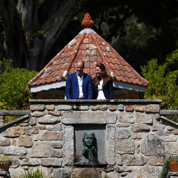 Le prince William, duc de Cambridge, et Kate Middleton, duchesse de Cambridge, en visite au jardin de l'abbaye à Tresco sur les îles Scilly le 2 septembre 2016.