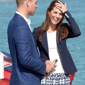 Le prince William, duc de Cambridge, et Kate Middleton, duchesse de Cambridge, en visite à St Martin's dans les îles Scilly le 2 septembre 2016.