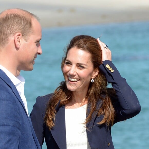 Le prince William, duc de Cambridge, et Kate Middleton, duchesse de Cambridge, en visite à St Martin's dans les îles Scilly le 2 septembre 2016.