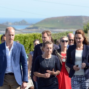 Le prince William, duc de Cambridge, et Kate Middleton, duchesse de Cambridge, en visite à St Martin's dans les îles Scilly le 2 septembre 2016.