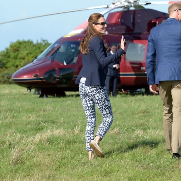 Le prince William, duc de Cambridge, et Kate Middleton, duchesse de Cambridge, en visite à St Martin's dans les îles Scilly le 2 septembre 2016.